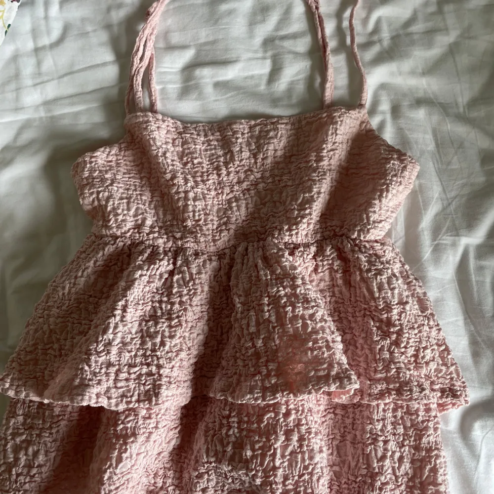 Jätte vacker somrig rosa topp från GinaTricot som är jätte bra nu till sommaren I storlek M. Jag har använt den väldigt få gånger så den är som ny💗. Yläosat.