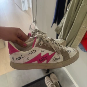 Zadig sneakers🩷 - Kan tyvärr inte gå under 750kr. Unika vita sneakers med rosa blixtdetaljer. Köpta begagnat men från Zadig🤞Säljs också på min Vinted❤️