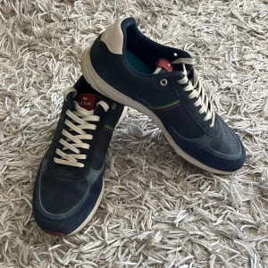 Paul Smith skor: 43/44 - Säljer mina tvär feta skor från Paul Smith som är köpa på NK för en dyr peng (kvitto finns det är bara att fråga😊) Skorna är knappt använda och endast smutsiga inte defekta👍 Dom är i storlek 43 men sitter mer som 44. Hör av er vid fler frågor och funderingar🥂