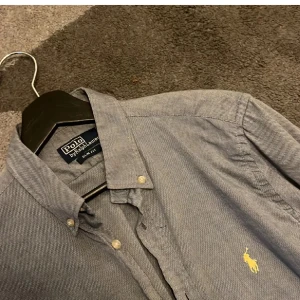 Ralph Lauren skjorta - Säljer nu en tvärfet ljusblå raffe skjorta som är perfekt nu inför varmare tider☀️☀️ Storleken är M och sitter slim😎 Absolut toppskick!😍Skriv vid minsta lilla fundering! 