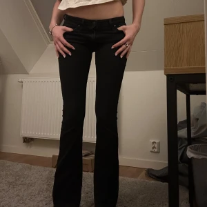 Svarta lågmidjade bootcut jeans från Crocker - Svarta lågmidjade jeans från Crocker med bootcut-passform och klassisk femficksdesign 💞Jeansen har låg midja och är uppsprättade längst ner💞 Perfekta till många olika outfits.        Finns ingen storlek i dem men följande mått gäller:                                                                              Midjemått: 34cm                                                          Innerbenslängd: 79cm