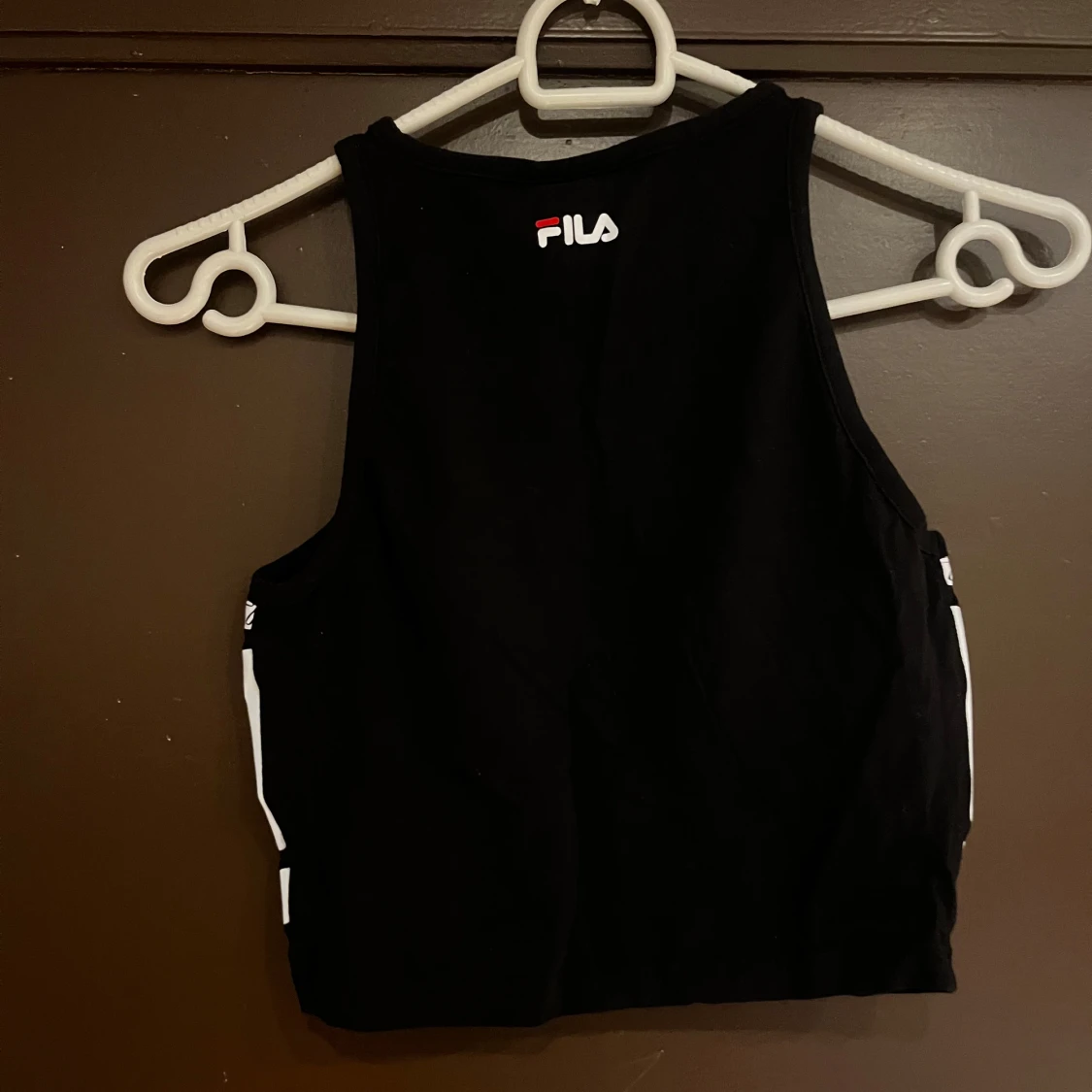Svart och vit croppad linnetopp från FILA - 1