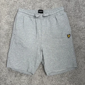 Grå shorts från Lyle & Scott - Gråa shorts från Lyle & Scott.