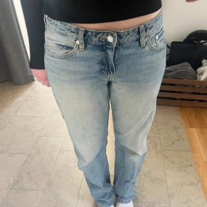 Weekday jeans - arrow - Low waist jeans från weekday med ljusblå färg och straight leg. 🙌