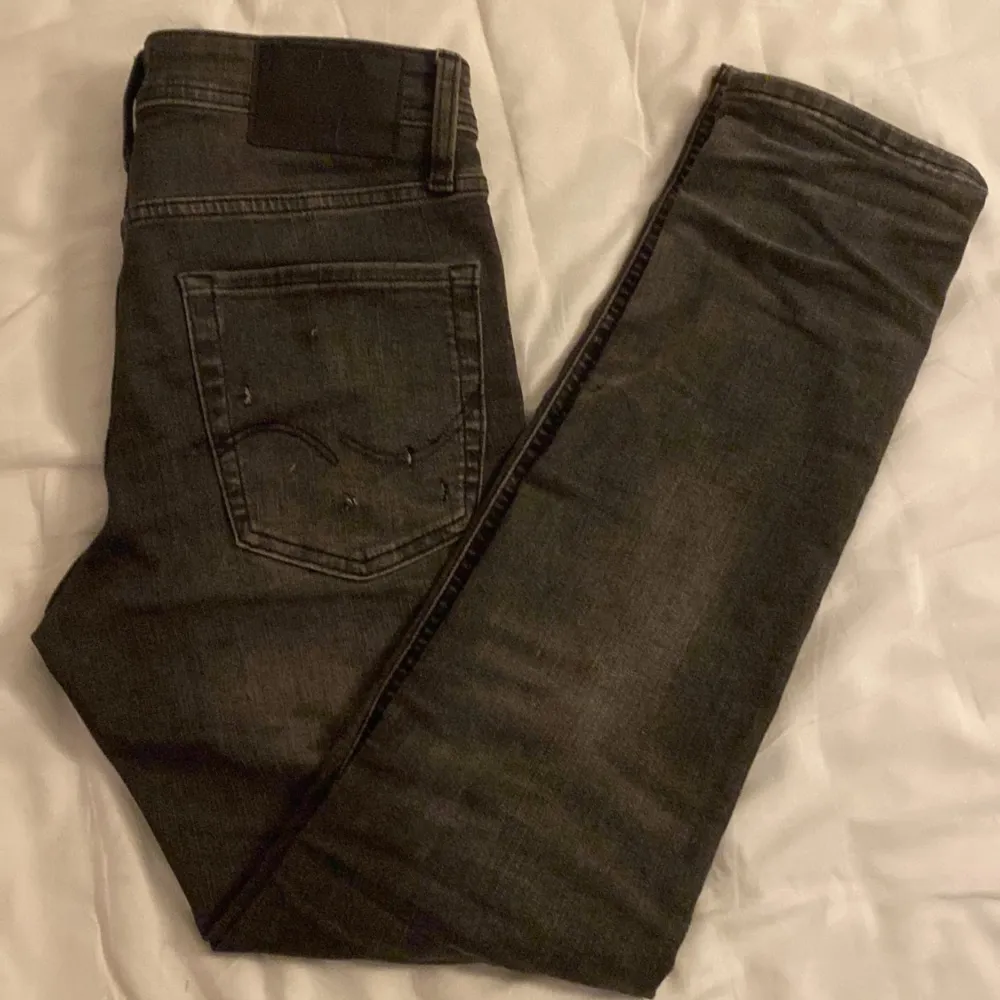 Tjena! Säljer den här fetta jeansen med slitningar från jack and Jones dem är slim fit. hör av er vid frågor!! passar inte priset kom gärna med pris förslag😁. Farkut & Housut.