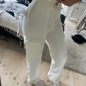 Raka byxor  - Vita cargo liknande byxor med raka ben, använd fåtal gånger, storlek 32