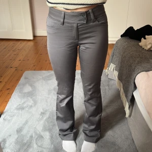 Gråa kostymbyxor  - Skit snygga lågmidjade gråa kostymbyxor från monki. Använd kanske 3 gånger, så i bra skick. 
