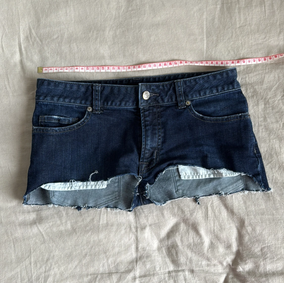 Mörkblå jeansshorts med fransig kant - 2