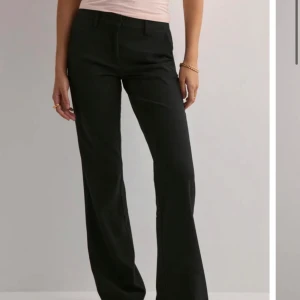 Kostymbyxor från nelly - Har två par av dessa kostymbyxor från nelly, en i storlek 38 och ett par i 36. Dem är klippta efter att passa mig som är 160. Säljer båda för 200 kr styck💕💕💕