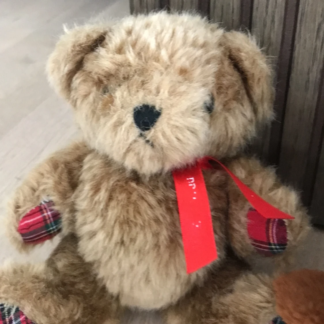 Brun nallebjörn med rutiga detaljer - 3