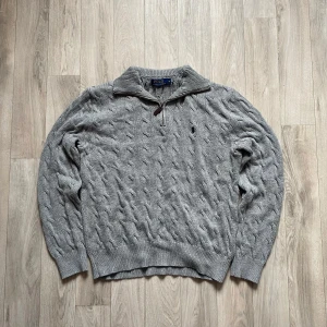 Ralph Lauren knit - • Säljer en Ralph Lauren 1/4 zip Cable Knit   • Tröjan är i nytt skick och saknar tecken på användning eller slitage 🙌🏼  • Storlek M och är true to size  • Köp fraktas alltid inom 48h men siktar alltid på samma dag 📦 🙌🏼  • Vid snabb affär så kan priset diskuteras 👍🏼 