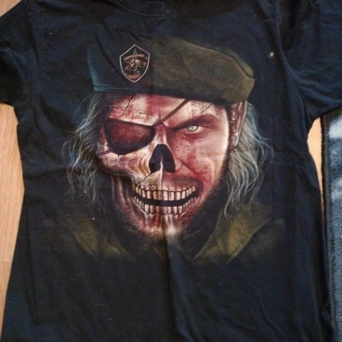 Svart t-shirt med dödskalletryck från Rock Eagle - 1