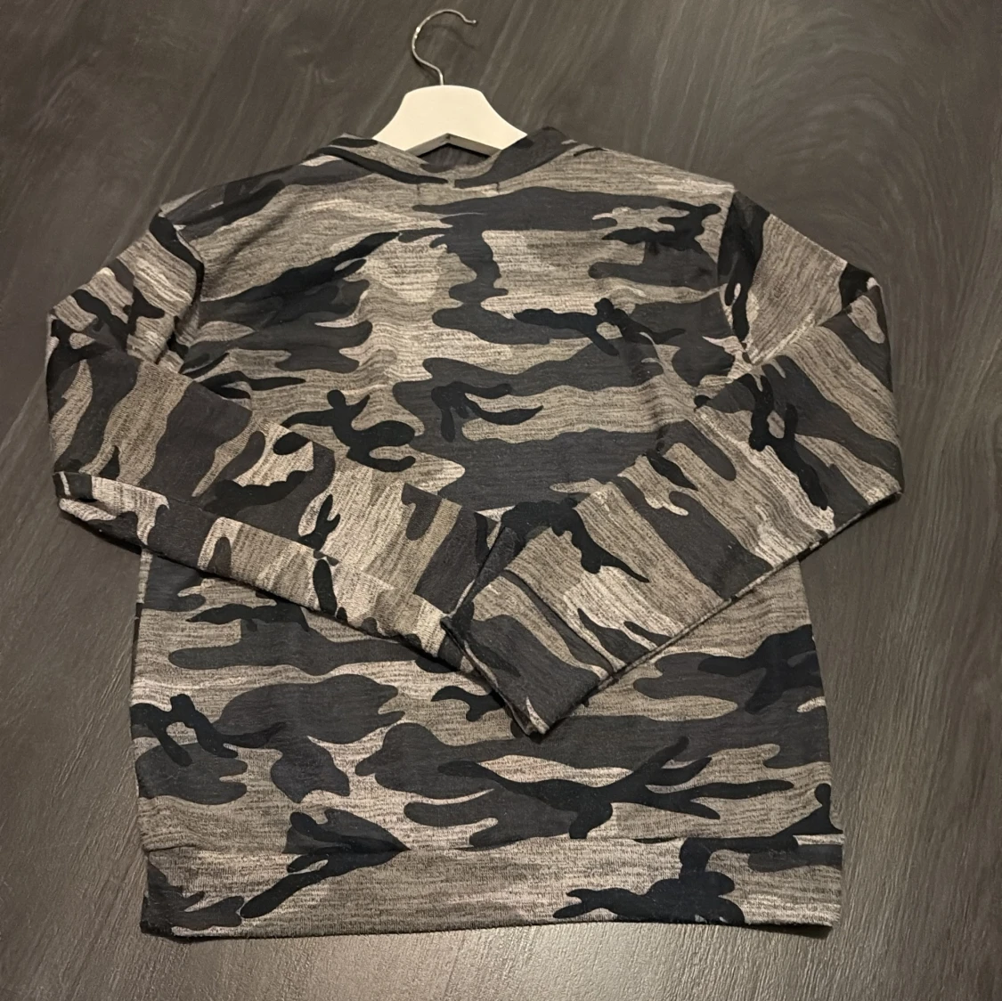 Camo-mönstrad långärmad tröja från Parisian - 1