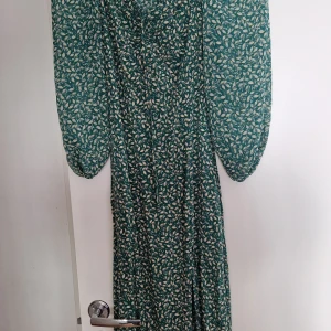 Grön blommig klänning från Zara - Köpt på vinted va lite liten på mig. Figursydd. Finns ett hål vid dragkedjan som man inte ser när man har på klänningen