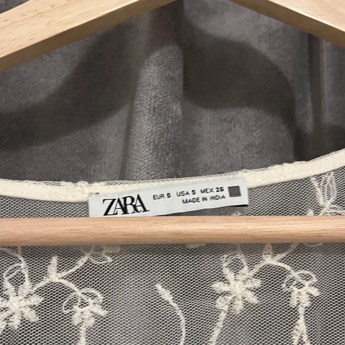 Vit blommig spetsklänning från Zara - 1