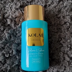 Kolai Volume & Shine Conditioner - Kolai Volume & Shine Conditioner för alla hårtyper. Innehåller arganolja och är 100% vegansk. Ger volym och glans till håret. Perfekt för daglig användning för att stärka och återfukta håret. Har använt 1 gång, se bild 4 för att se hur mycket som är kvar.