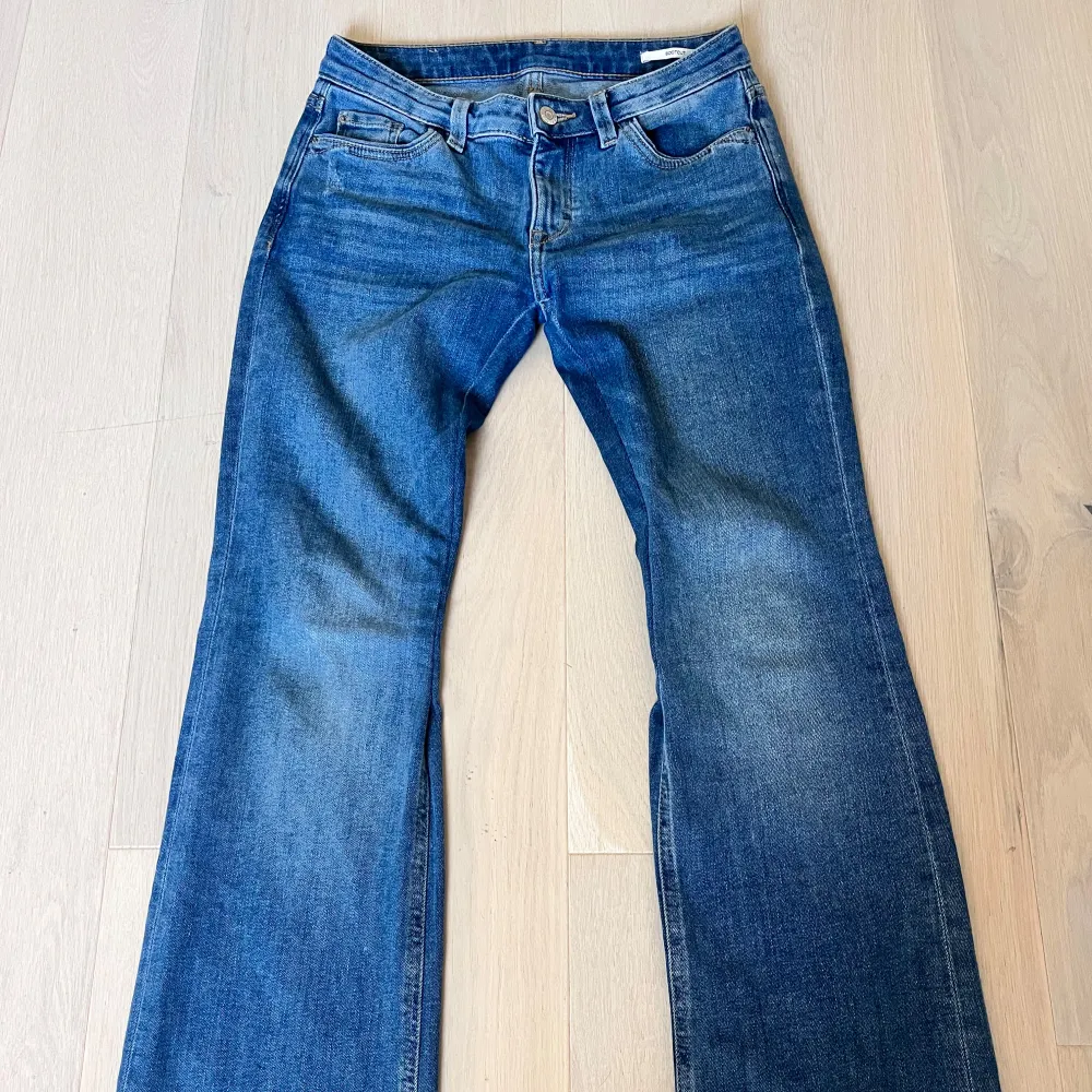 Snygga lågmidjade bootcut jeans från Esprit!🌸 Padsar mig som är 155💖. Farkut & Housut.