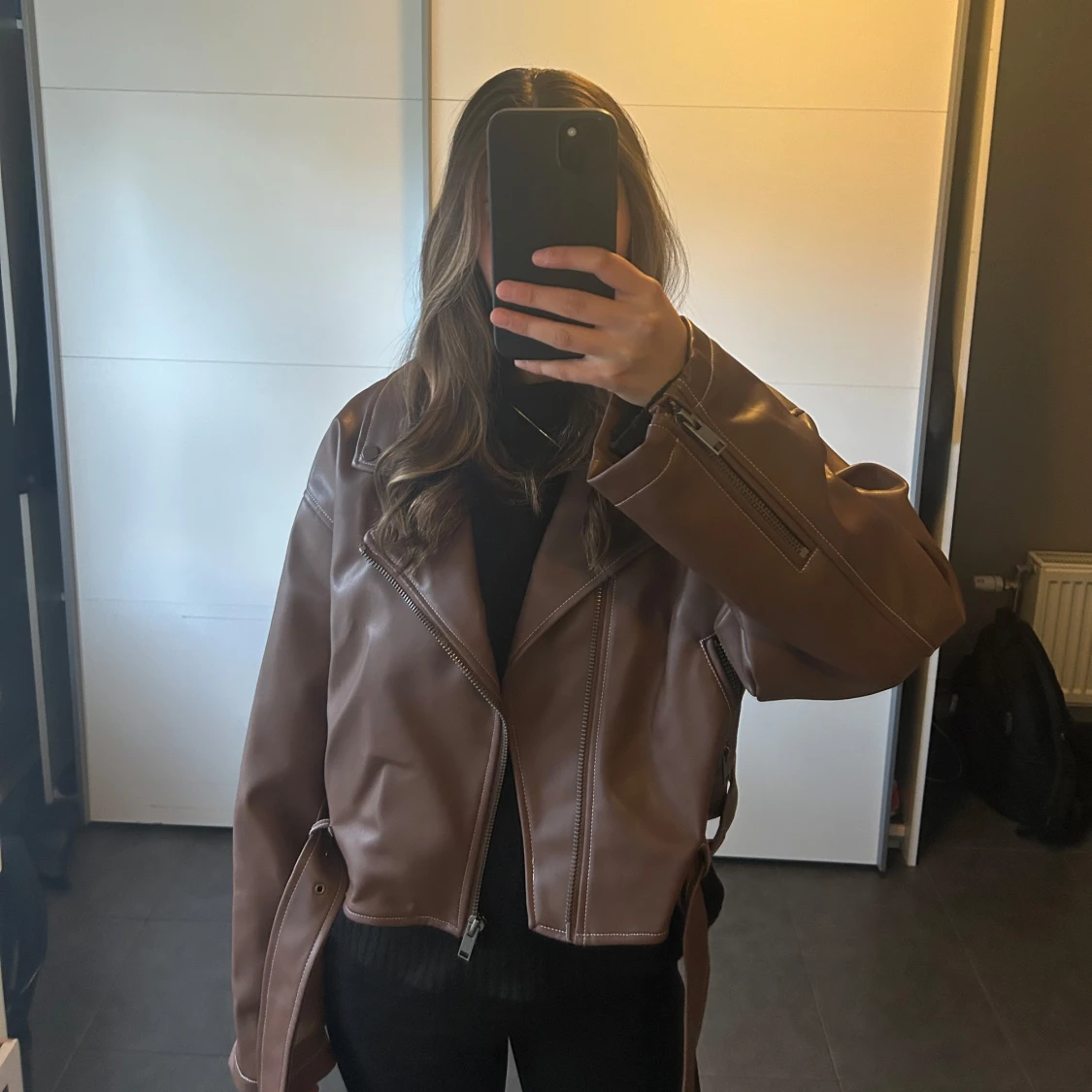 Brun skinnjacka med bälte