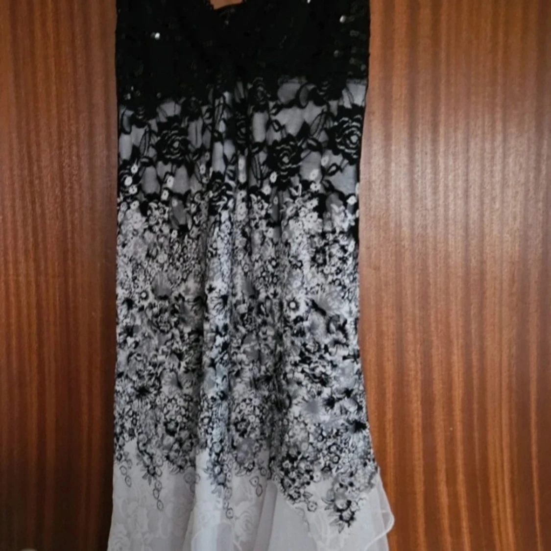 Svart och vit klänning med spetsdetaljer - 3