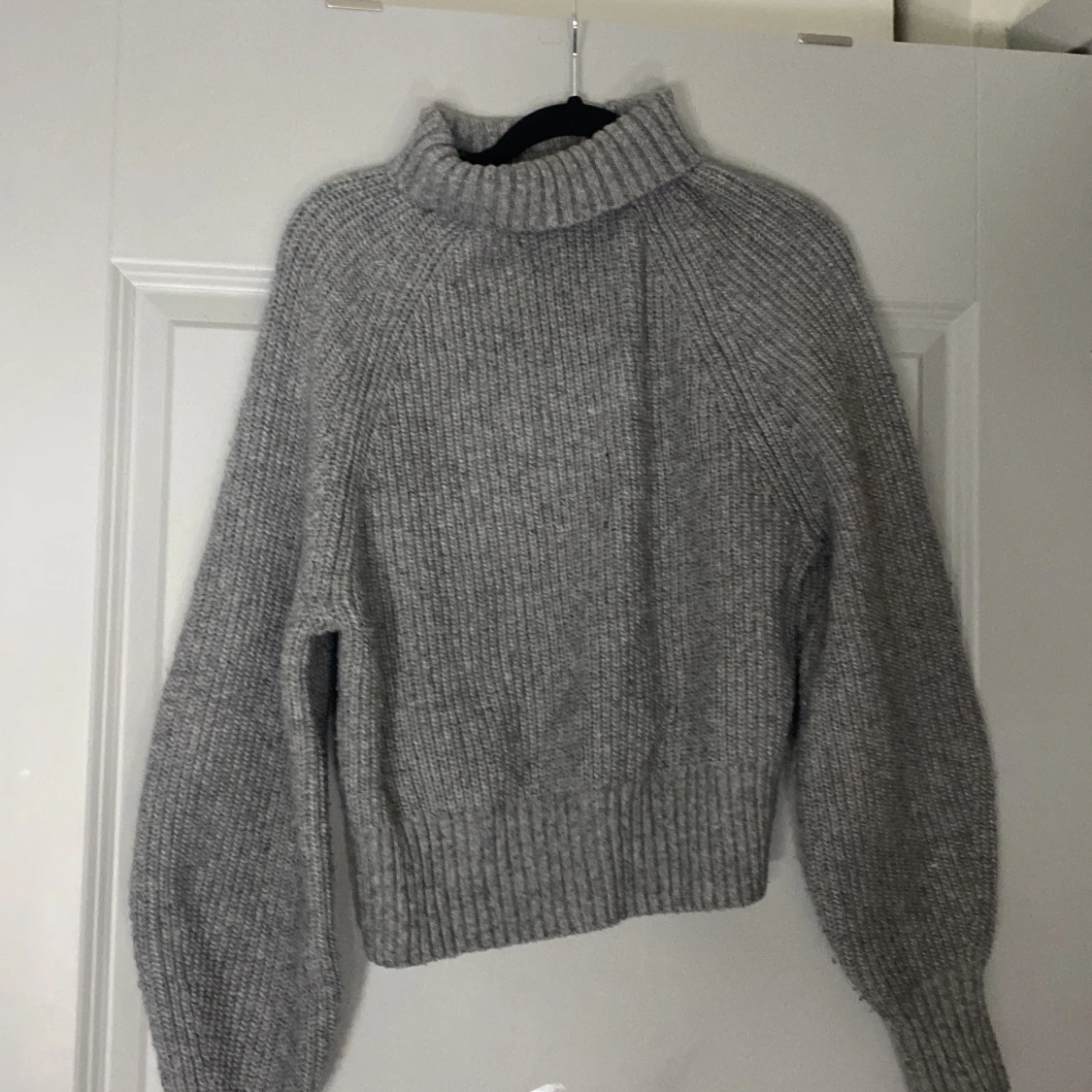 Grå stickad tjock tröja  - 1