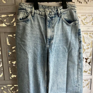 Straight Jeans 💫 - Från märket Monki i härlig blå-blek färg. Använda en del men fortfarande fina. Rätt långa och uppskattas till storlek S 