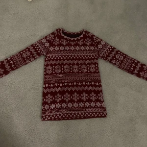 Pyjamas set - Säljer ett julpyjamas set från rusta. Inga tecken på användning. Byxorna är i storlek S men sitter som XS, tröjan i storlek M men sitter som S.