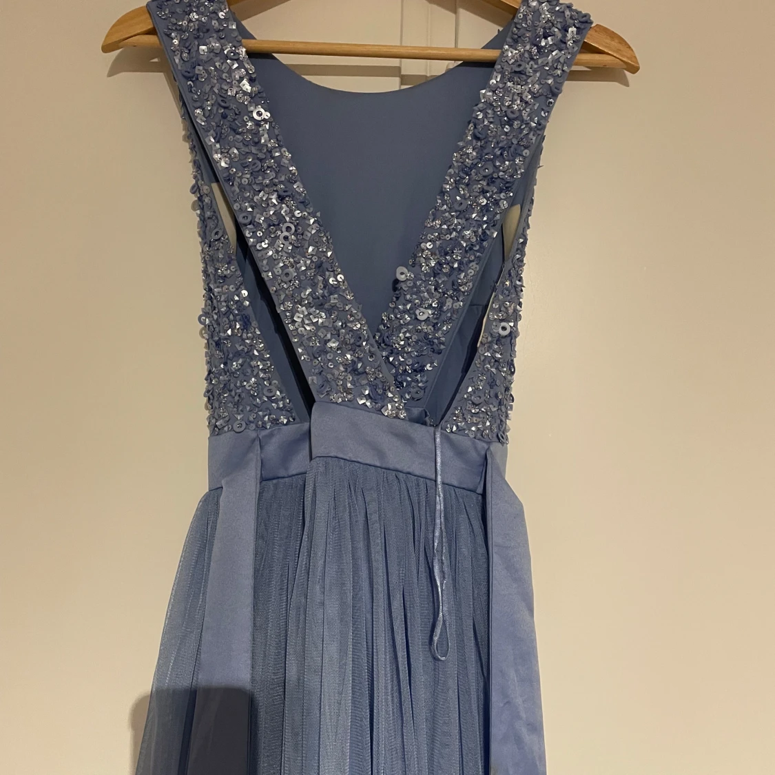 Ljusblå långklänning med paljetter - 1