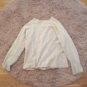 Vit stickad tröja från Vero Moda - Säljer en fin vit stickad tröja från vero moda. Tröjan är välanvänd och har noppror på sig annars i jätte fint skick. Skriv privat för fler frågor!💗💗