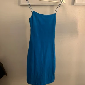 Blå klänning  - Snygg blå kortklänning från zara 🩵95% bomull. Använd fåtal gånger, jättefint skick. Skriv meddelande vid frågor/fler bilder 🤩