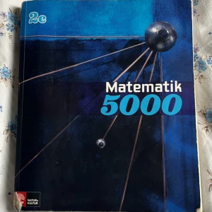 Matematik 5000 2c - Säljer läroboken Matematik 5000 2c från Natur & Kultur. Boken har ett blått och svart omslag med en futuristisk design och tydlig titel på framsidan. Perfekt för gymnasiestudier inom matematik.