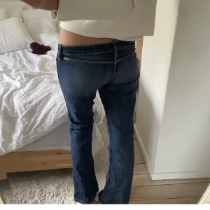 Lågmidjade jeans  - Säljer dessa snygga lågmidjade jeans, lånade bilder då de inte passar mig, midjemått tvärs över är ca 40 cm, innerbenslängd är ca 80cm❤️