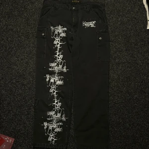 Custommade Cybersigilism Jeans ”jag älskar dig” - Size: skulle säga 34/32. Fabric paint. Skriv för mått!