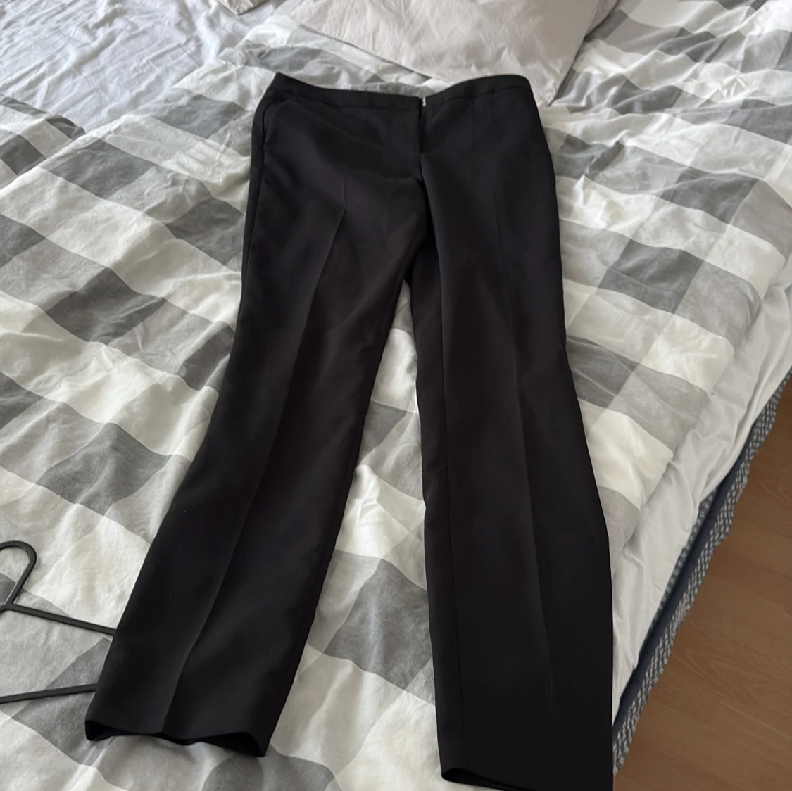 Svarta kostymbyxor från BikBok