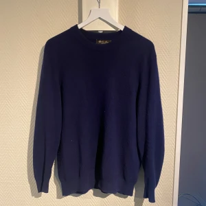 Loro piana tröja  - Tjena! Säljer nu min extremt snygga och stilrena loro piana tröja då den är för liten. Storlek M och färgen navy blue. 100% cashmere och skicket är väldigt bra(endast lite nopprig vilket går att fixa). Nypris runt 10 000, mitt pris 2000! 