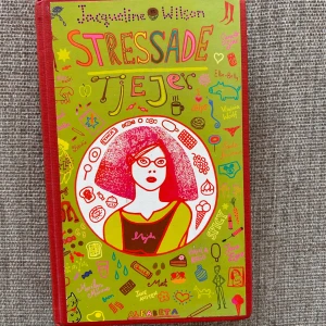 Stressade tjejer - En ungdomsbok av Jacqueline Wilson, översatt av Ann Margret Forsström. Boken har ett färgglatt omslag med illustrationer och handlar om tjejers press och vardagsliv. Utgiven av Alfabeta förlag.