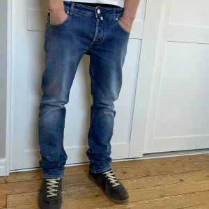 Jacob Cohën Jeans - Tja säljer ett par sjukt snygga Jacob Cohën Jeans, det är storlek 33 men passar dig perfekt som brukar ha w30. Mått: Midjan = 42 cm Längd = 110 cm                                                                                   Inga slitningar eller skavanker. Använt skick nästintill nya, och nypris är runt 5000. För fler bilder eller frågor är det bara att fråga!😁