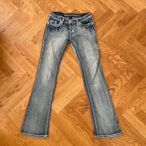 Lowwaist jeans - Såå fina Lowwaist bootcut jeans från märket Blue Asphalt❣️Köpte secondhand men passar tyvärr inte. Midjemått: 74 cm Innerbenslängd: 80 cm 💙
