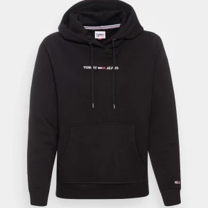 Svart hoodie från Tommy Jeans - Svart hoodie från Tommy Jeans. I perfekt condition.  OBS! Ena snuret saknar metal biten. 