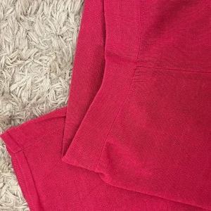 Rosa byxor från Zara - Säljer dessa rosa linne byxorna. Vardera byx ände har ett snitt.  Hög midjade men det går att vika ner till låg 💓basically nya 