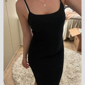 Svart  klänning - Klänningen med ett snitt på sidan 