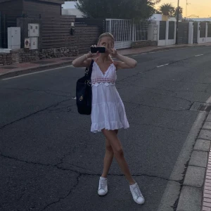 Vit sommarklänning med spetsdetaljer - Köpt i Grekland.