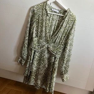 Mönstrad klänning från Zara - Super fin somrig klänning från zara💕💕💕