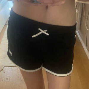 Mini shorts! - Säljer dessa svarta mini shorts för de kommer aldrig till användning. Har aldrig använt dem, utan bara provat de. Väldigt stretchig och bra för träning. Super söta! Nypris 350!  💕🥰🙌