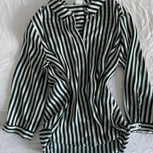 Randig blus - Grön vit randig blus från monki, något croppad med trekvartsärmar💗