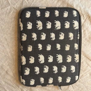 Svenskt tenn datorfodral - Ett grått datorfodrak från svenskt tenn