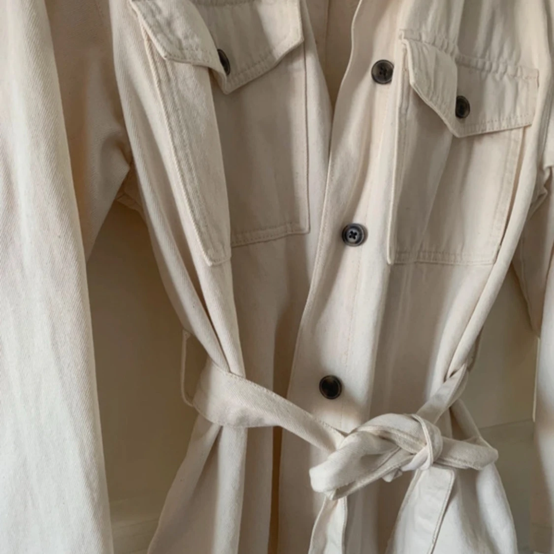 Beige jacka med knytbälte - 1