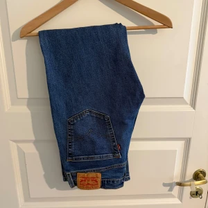 Levis 541 - Tja. Säljer ett par fina jeans 541 som är relativt sparsamt använda. Nypris 1199 - mitt pris 399. De enda defekterna som förekommer är ett litet hål nära bakfickan (OBS GÅR ATT LAGA). Hör gärna av er vid frågor och funderingar. 
