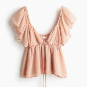 Rosa blus med volangärmar - Säljer en söt rosa blus med volangärmar. Perfekt för sommaren. Blusen har en luftig passform och djup v-ringning. Tryck köp nu❤️Helt ny aldrig använd