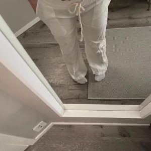 Linnebyxor - Säljer ett par vita linnebyxor som liknar Roxy linnebyxorna. De är lågmidjade och bootcut/straight storlek xs🎀