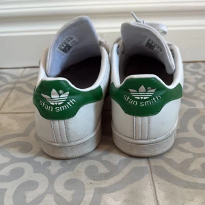 Adidas sneakers - Säljer mina Stan Smith sneakers från Adidas. 💚 De är använda men i bra skick. Kan sänka priset vid snabb affär och kan eventuellt rengöra innan jag postar. Tryck gärna på köp nu! 